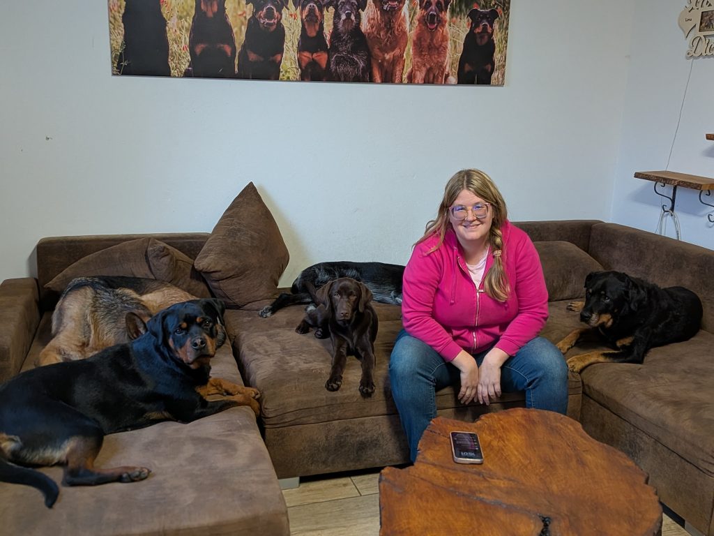 Lena Probst mit einigen ihrer Hunde auf dem Sofa