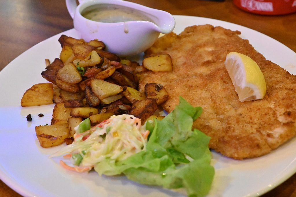 Ein paniertes Schnitzel