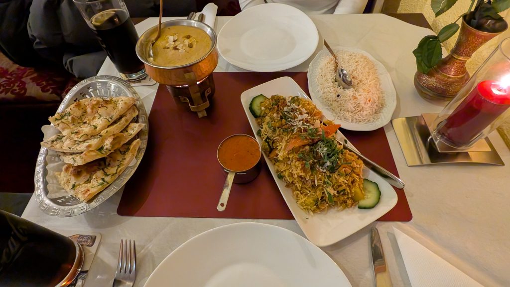 Gedeckter Tisch im Safran